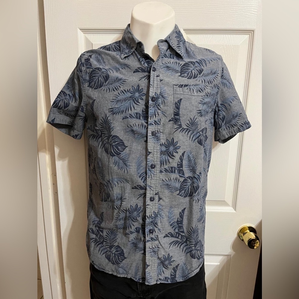 (11) Lee Men's Blue Leaf Print Shirt